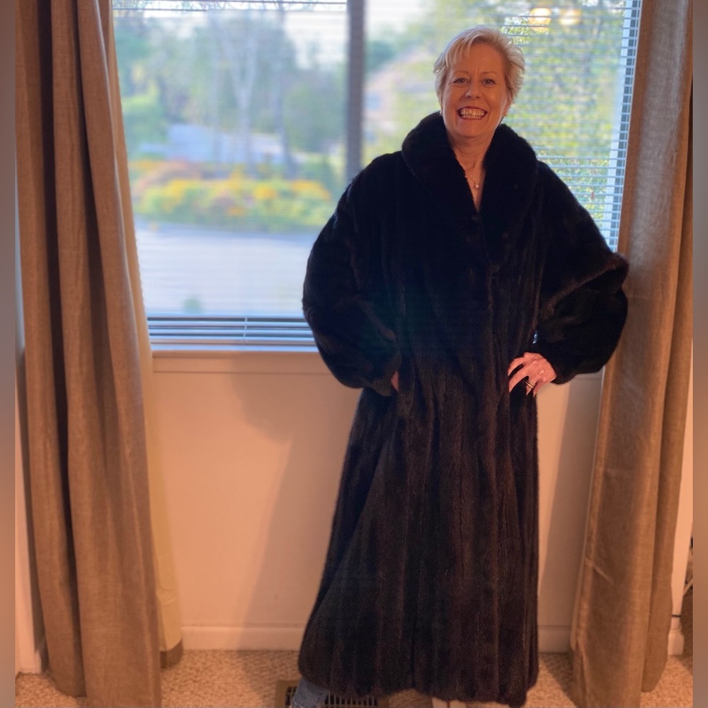 Elegant Blackglama Dark Ranch Mink Coat - Picture 11 of 12